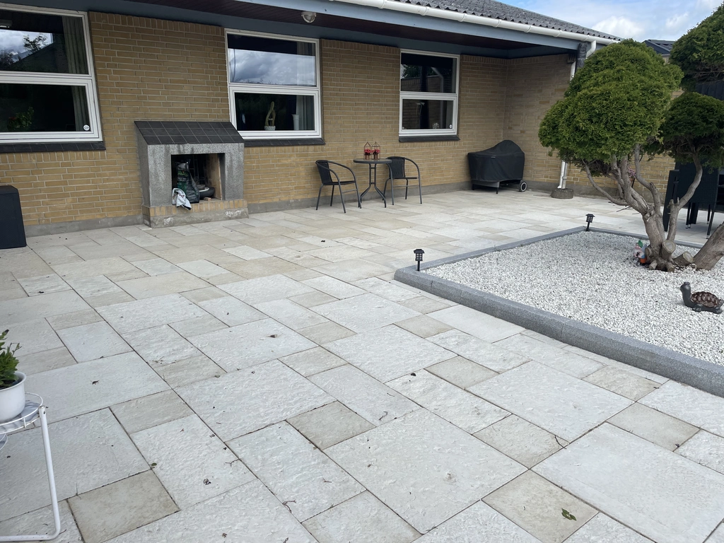 Flisebelægning på terrasse i Slagelse